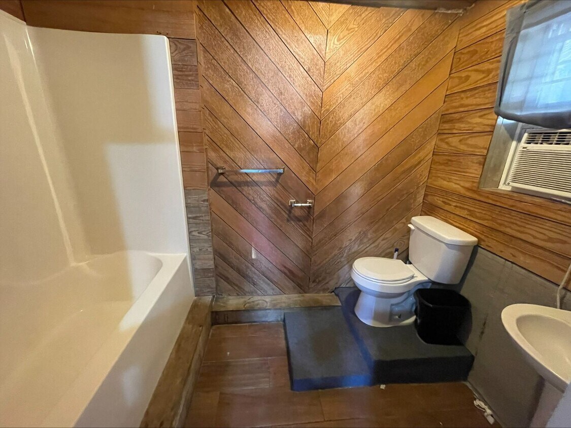 Building Photo - Quaint one bedroom steps from historic Man...