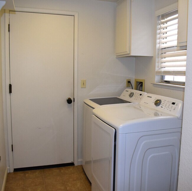 Foto del edificio - 9435 Soaring Oaks Dr