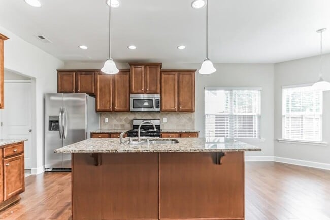 Building Photo - 250 Tapestry Dr