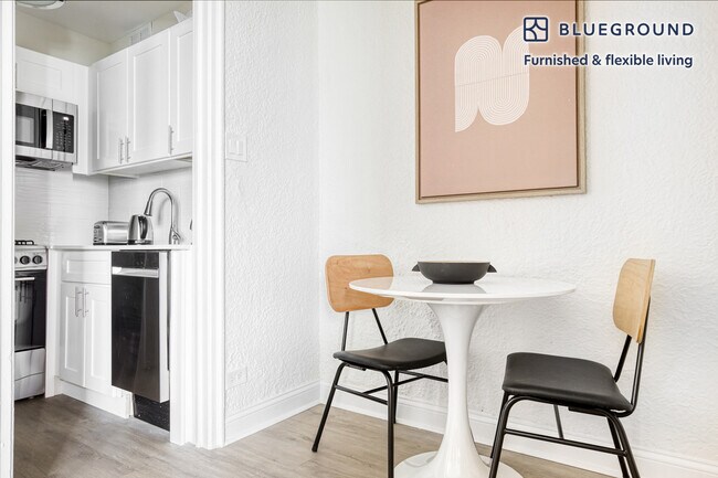 Foto del edificio - 1400 N Lake Shore Dr