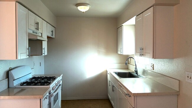 Building Photo - 836 E Avenue J12