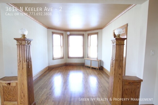 Building Photo - Charming Top Floor Vintage in Irving Park!