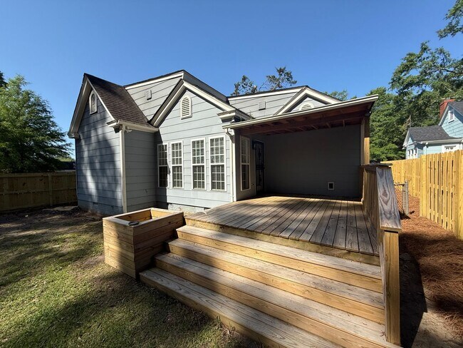 Foto del edificio - ** 4 Bed 3 Bath located in Old Cloverdale ** Call 334-366-9198 to schedule a self-tour