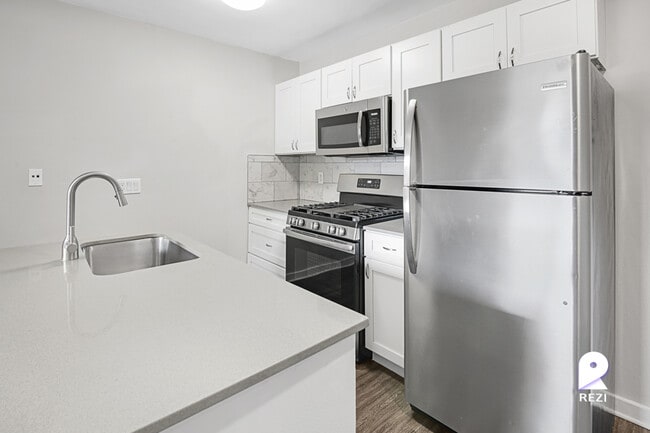 Building Photo - 902 Romeria Dr