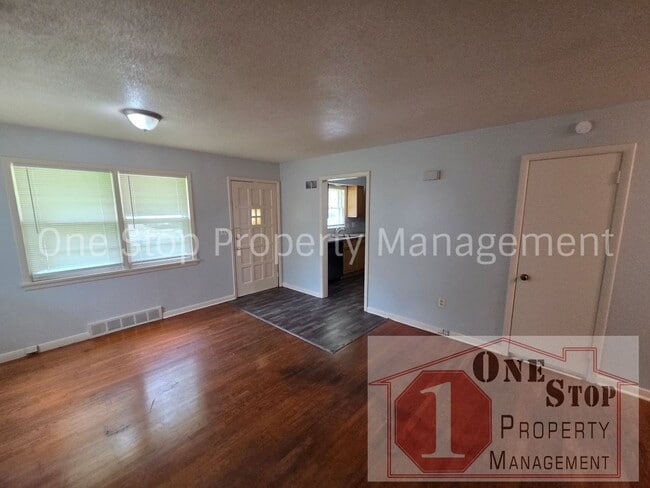 Building Photo - Beautiful 2 Bedroom 1 Bathroom in Lee Summit!
