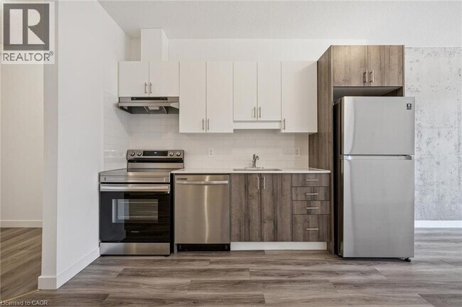 Photo du bâtiment - 1434 Highland Rd W