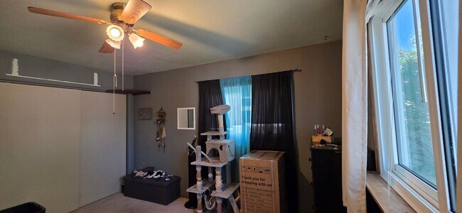 Foto del edificio - 906 E 5th St