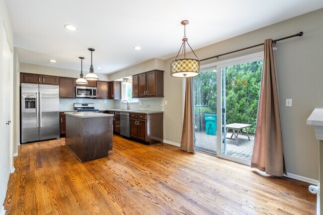 Building Photo - 303 Oak Grove Dr