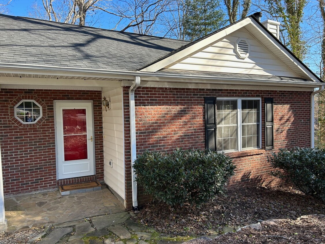 Foto principal - South AVL - Three Bedroom home with Wooded...