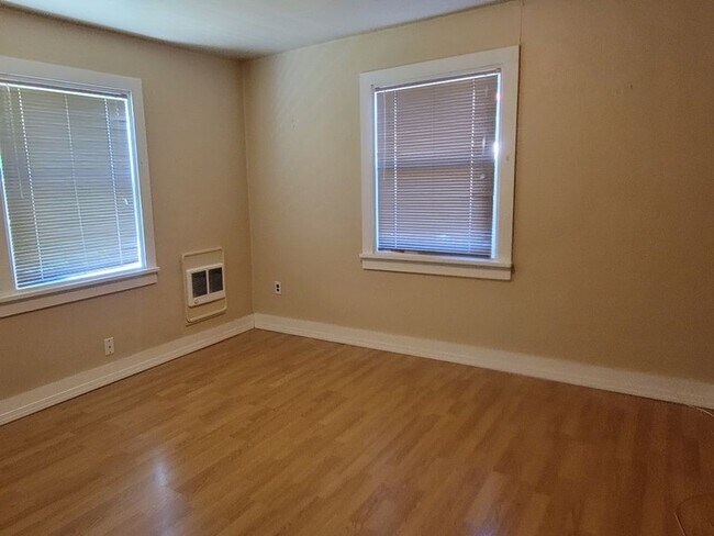 Building Photo - Charming 2 bed/ 1 bath house with fenced y...
