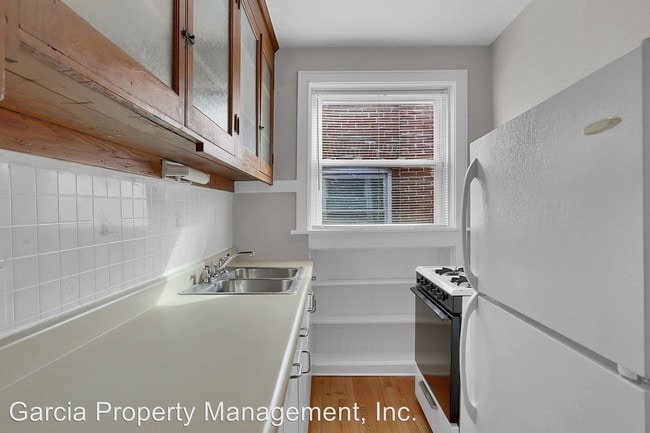 Building Photo - 4967 Lindenwood Ave