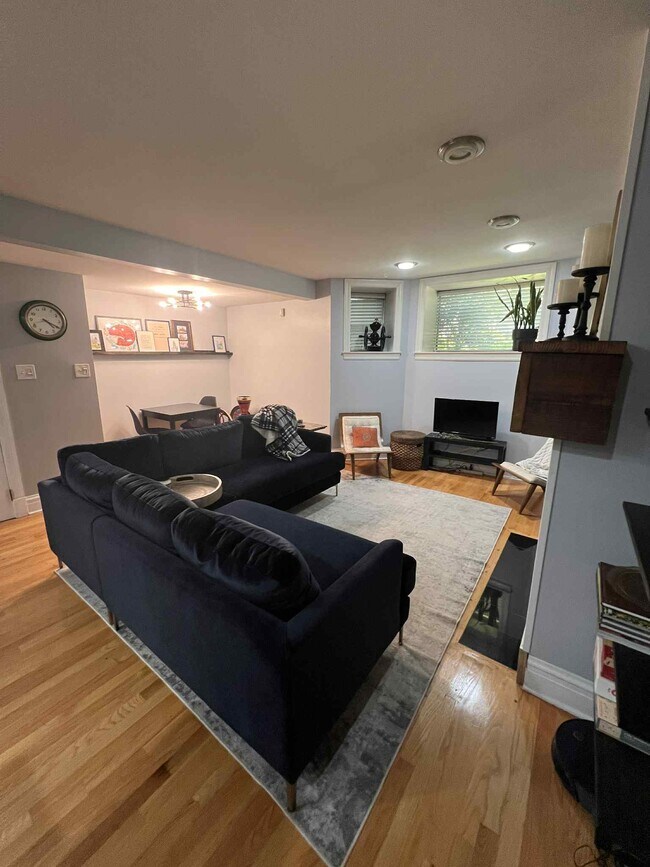 Sala de estar - 2833 N Burling St