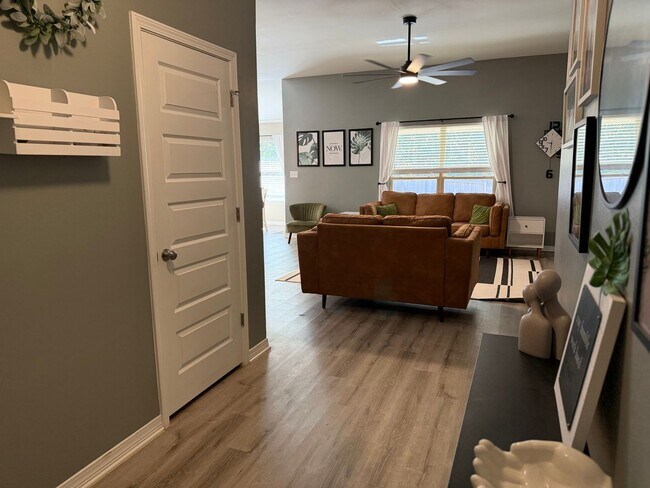 Foto del edificio - 1208 -C Whispering Pines Rd