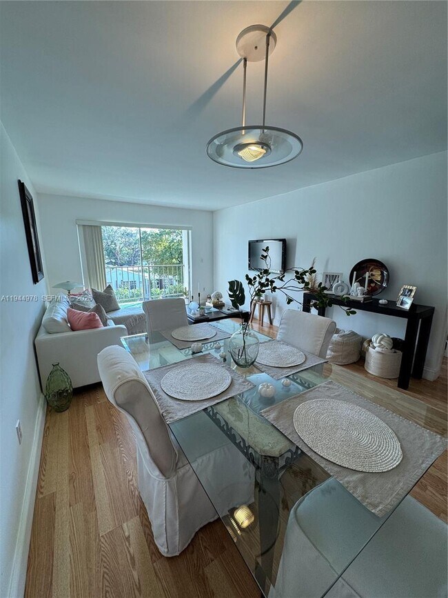 Foto del edificio - 1225 NE 124th St