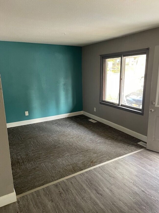 Building Photo - 1102 15th Ave NE