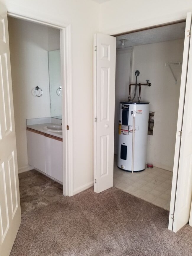 Building Photo - Large 3 BR, 2.5 bath townhome