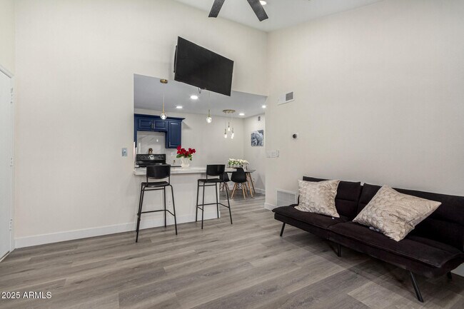 Foto del edificio - 623 W Guadalupe Rd