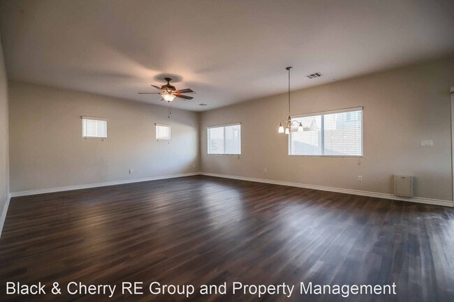 Foto del edificio - 4 br, 2.5 bath House - 112 Iron Summit Ave
