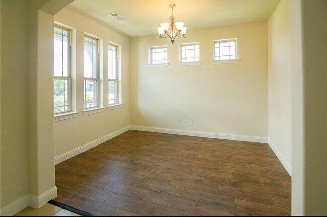 Foto del edificio - 1327 Graham Trace Ln