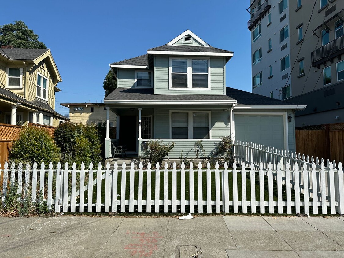 Primary Photo - Perfectly located 3 bedroom, 2.5 bathroom ...