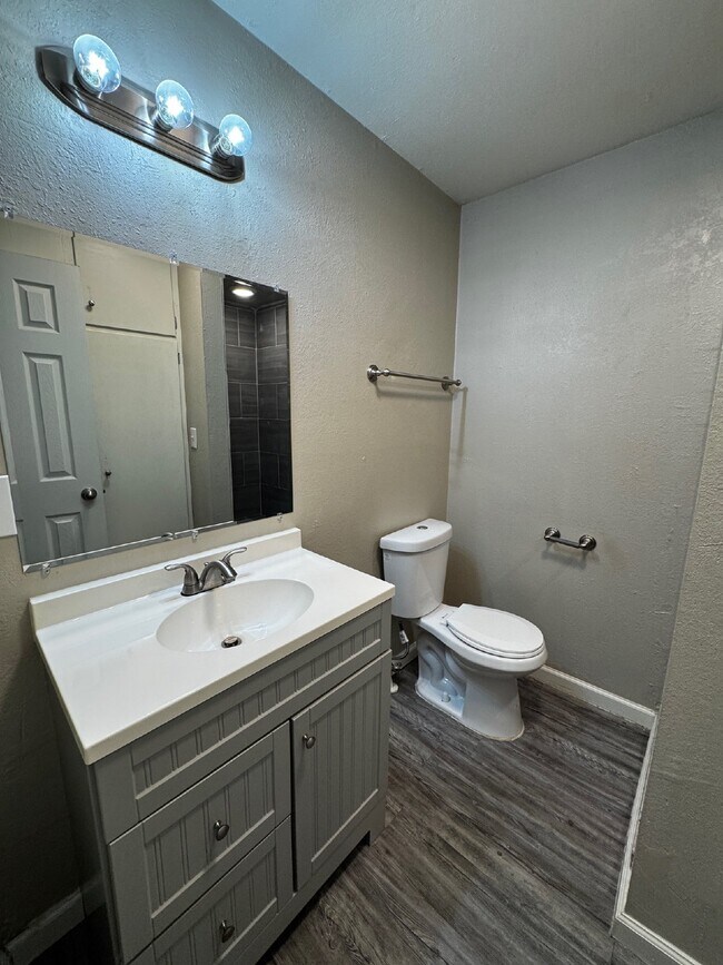 Foto del edificio - "Charming 1-Bed Retreat: Cozy 500 Sq Ft Haven in Edmond near UCO!"