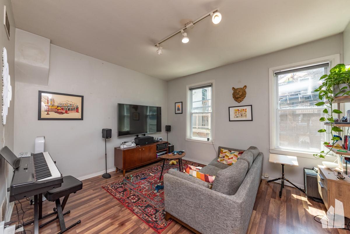 Foto principal - 2 bedroom in Chicago IL 60626