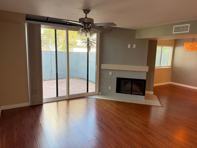Building Photo - 2 bed, 2.5 bath Le Parc townhome