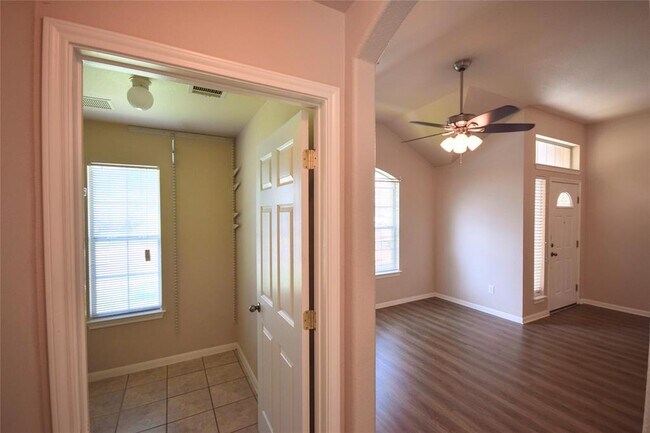 Foto del edificio - 102 Newport Landing Pl