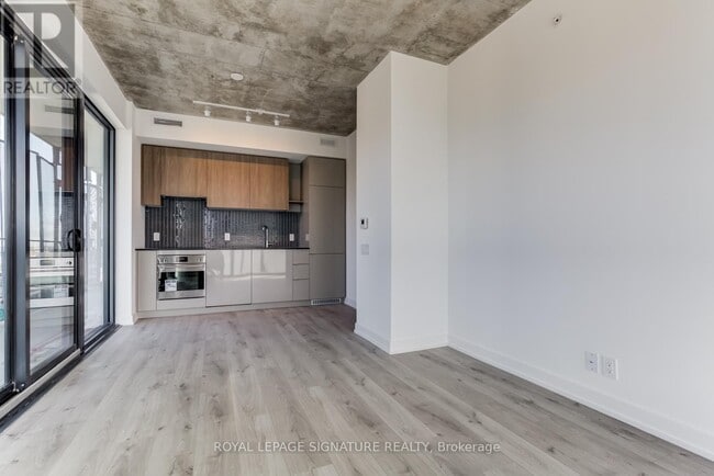 Photo du bâtiment - 161-2161 Roehampton Ave