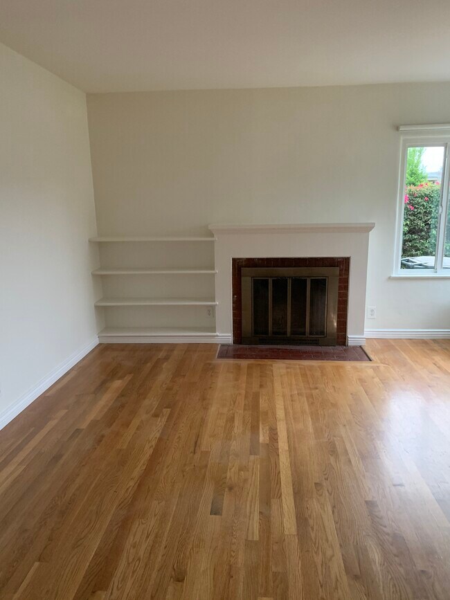 livingroom - 402 Thompson Ave