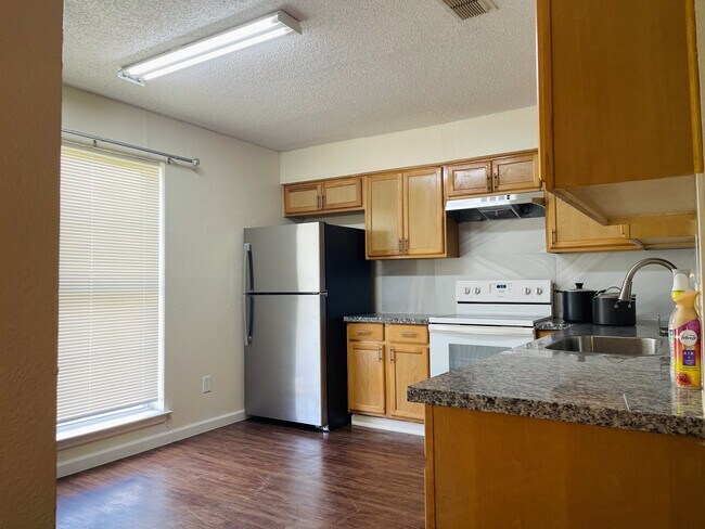 Foto del edificio - 3400 Pleasant Valley Ln