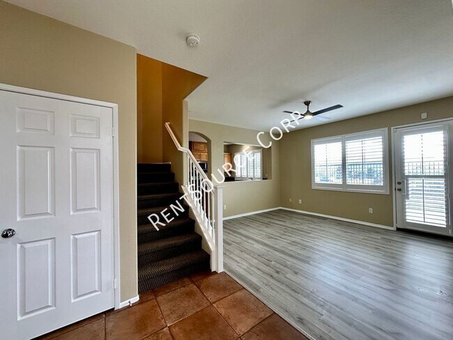 Building Photo - 3 Bedroom Townhome for Rent in Valencia Ga...