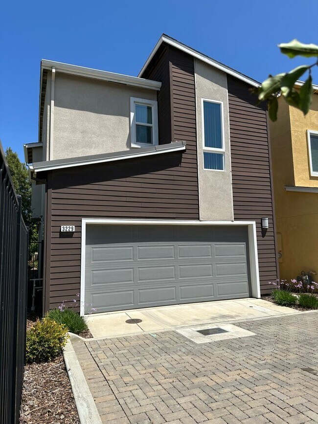 Building Photo - Charming 3 Bed / 2.5 Bath Home with Modern Upgrades
