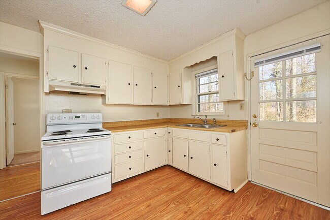 Foto del edificio - Coming Soon: 2BR, 1BA house (Do not apply without speaking with us first.)