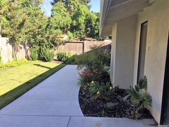 Building Photo - 3 bed 2 bath House