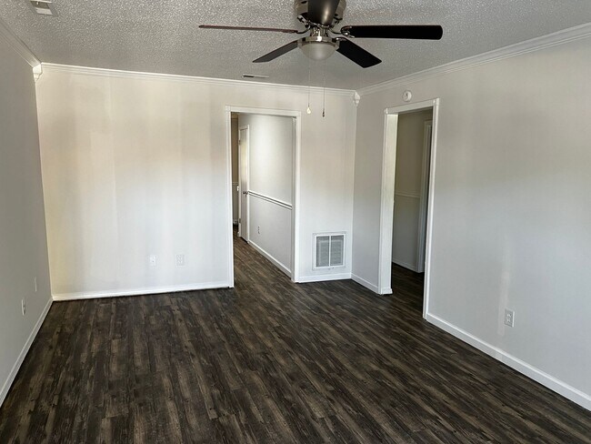 Building Photo - One Level Condo- 2 BR / 1 Bath Grayson Valley