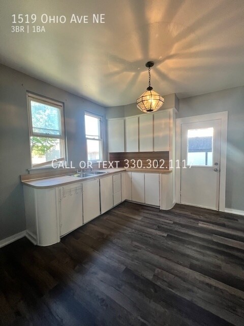 Building Photo - Spacious 3 bedroom home with garage for re...