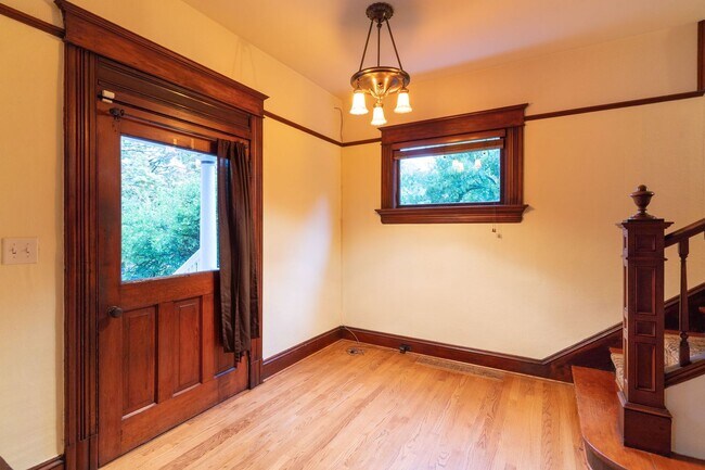 Foto del edificio - Beautiful 1902 Craftsman stunner with off ...