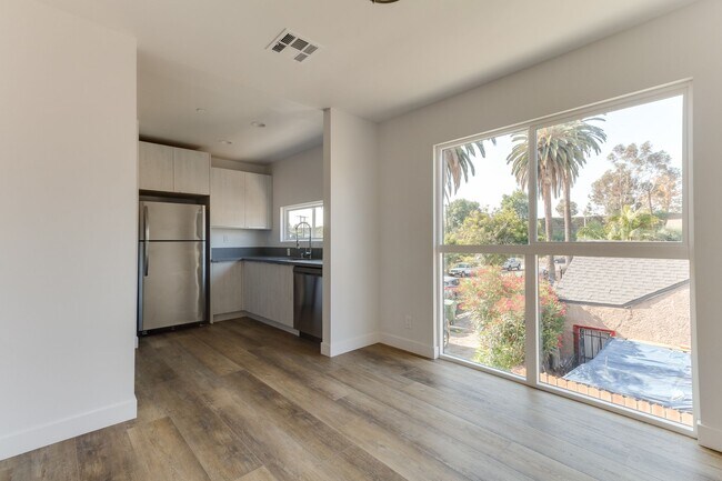 Building Photo - 2409 Carmona Ave