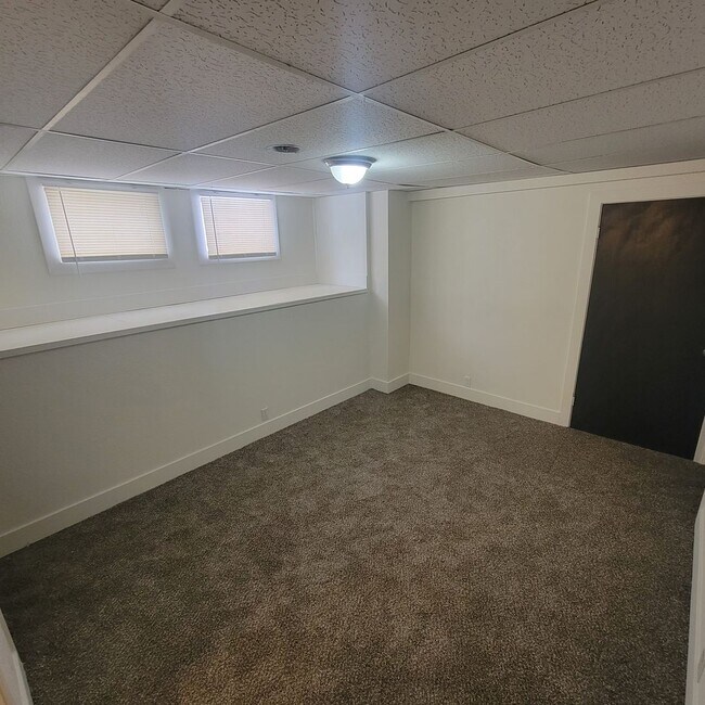 Building Photo - RENT SUX - 711 9TH ST