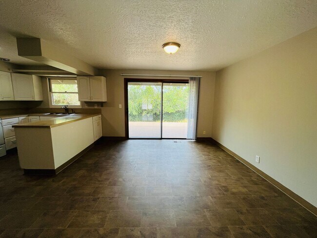 Foto del edificio - Convenient Lake Oswego ranch home - Fresh ...