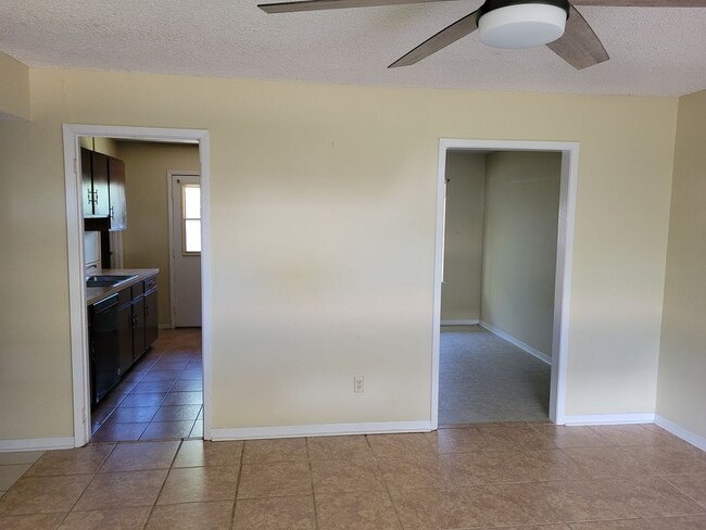 Building Photo - 3 bedroom off Ambasador & Dulles