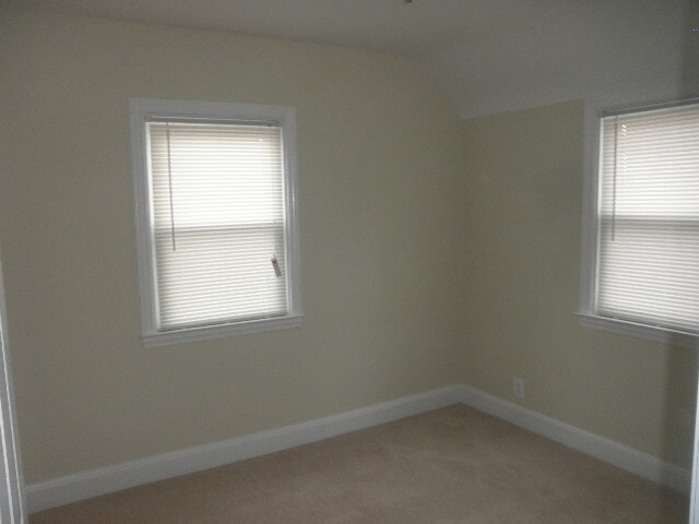 Building Photo - 6 Royal Oak Ave/ Picturesque 3 bedroom 2 b...