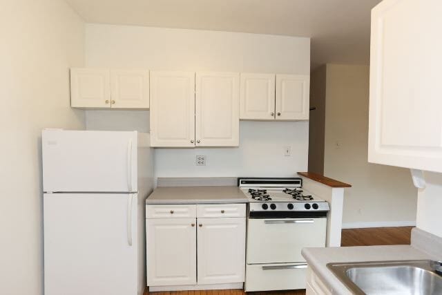 Building Photo - 633 W Cornelia Ave