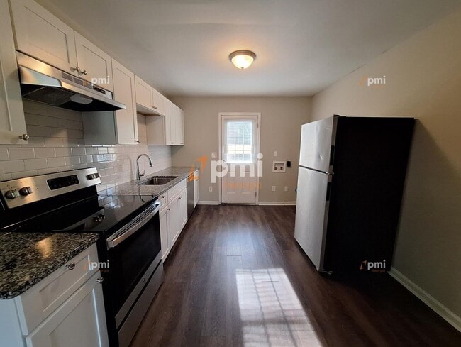 Building Photo - 217 Greenbriar Dr