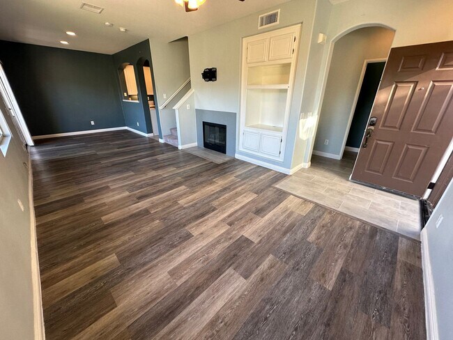 Building Photo - 3 bed, 2.5 bath Townhome in Eastlake