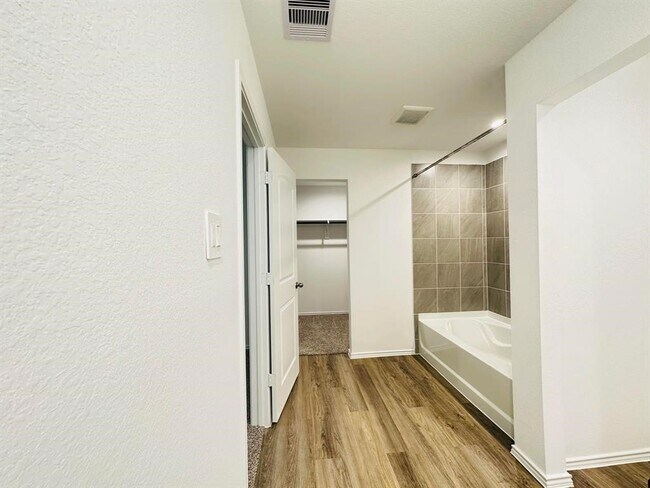 Building Photo - 12342 lariat Run Dr