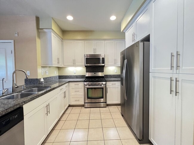 Building Photo - Beautiful 3 Bedroom 2.5 Bathroom Townhome ...