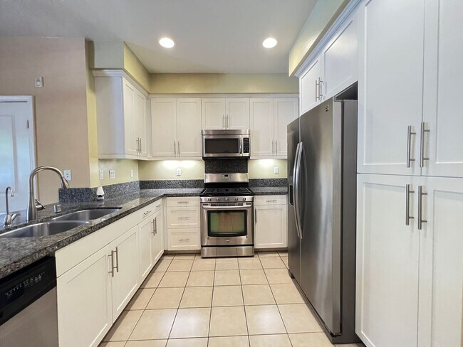 Foto del edificio - Beautiful 3 Bedroom 2.5 Bathroom Townhome ...
