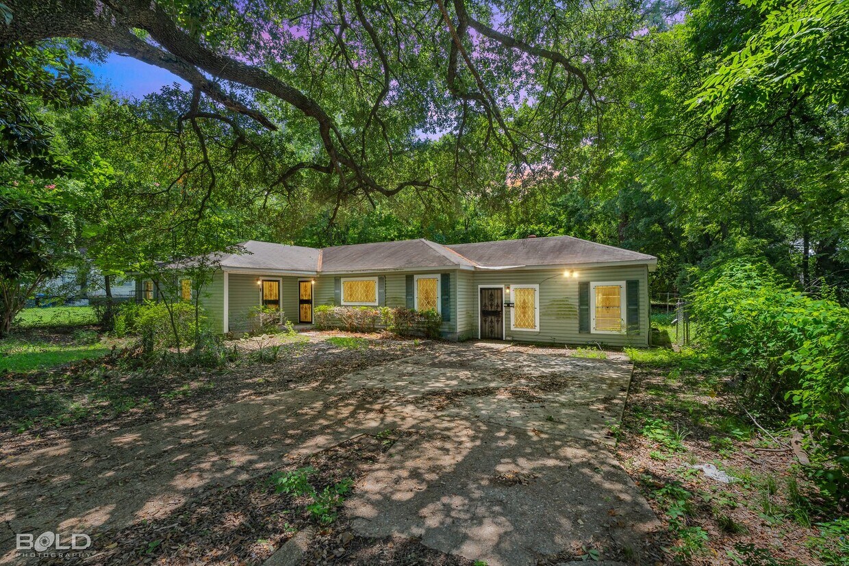 Foto principal - 4 BEDROOM 2 BATH